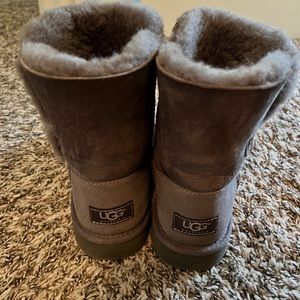 Ugg short boots, gray, size Big Kid 3 (5 US Women), pre-owned.